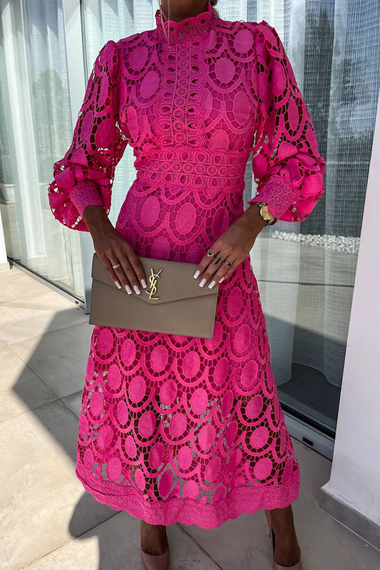Statement Dress – Felroze Kanten Elegantie met Hoge Hals